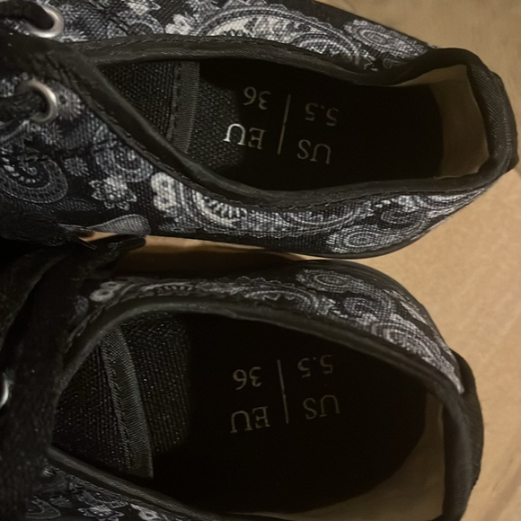 NEW NEVER WORN CAT SHOES - Picture 4 of 4